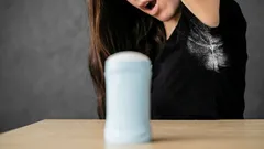 6 Hausmittel gegen Deoflecken: Danach sehen T-Shirts wieder wie neu aus