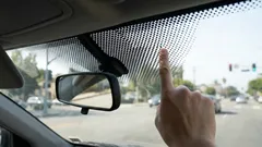 Wozu sind die schwarzen Punkte an der Windschutzscheibe gut – und warum sind sie nicht nur Deko?