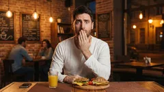 Psychologen haben erklärt, welche Angewohnheit am Tisch einen dummen Menschen verrät – merken Sie sich das ein für alle Mal.