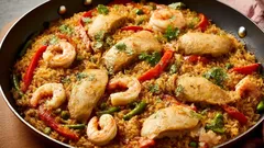 So bereitest du eine leckere Paella mit Poulet und Crevetten zu: ausführliches Rezept