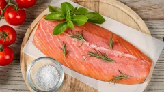 Besser als gekauft: So salzt man roten Fisch, damit er köstlich wird.