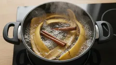 Bananenschalen mit Zimt kochen: Was bringt das und warum lohnt es sich?