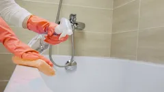 So reinigen Sie Ihre Badewanne bis zur perfekten Weisse: einfaches Hausmittel aus drei Zutaten