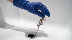 Kein Essig und kein Natron: die einzige Methode, um Haare im Abfluss für immer loszuwerden