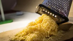 Wie man eine stumpf gewordene Reibe mit bewährten Methoden schnell schärft: Das kann jeder